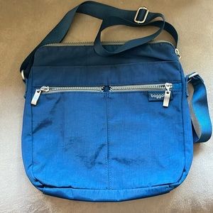 Baggallini cross body travel bag